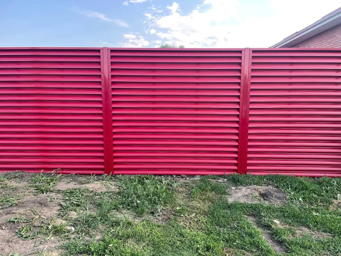 Забор-жалюзи из ламелей Еврожалюзи 24м RAL3003 Рубин в Новосибирске