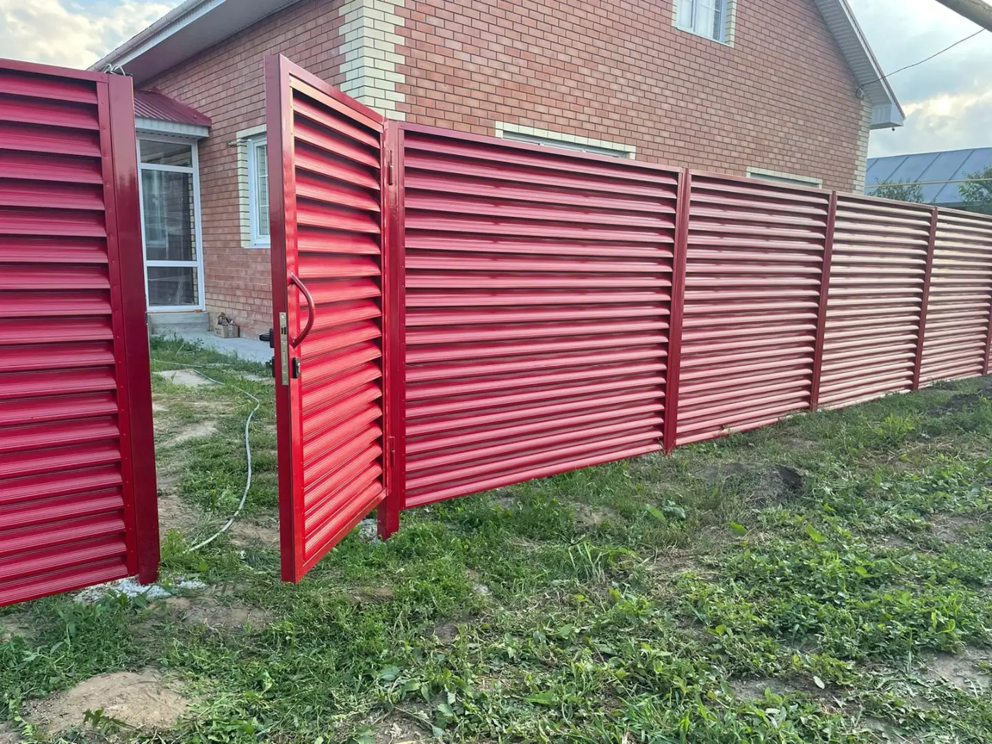 Забор-жалюзи из ламелей Еврожалюзи 24м RAL3003 Рубин фото 6 в Новосибирске